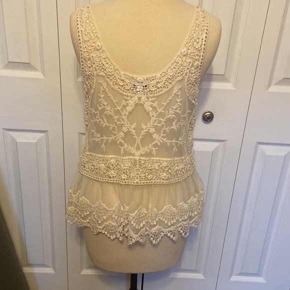 Lace and crochet tank. Size medium - Picture 5 of 10